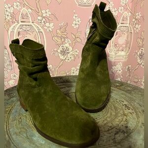 Koolaburra by Ugg’s Oliver/ hunter suede bootie’s